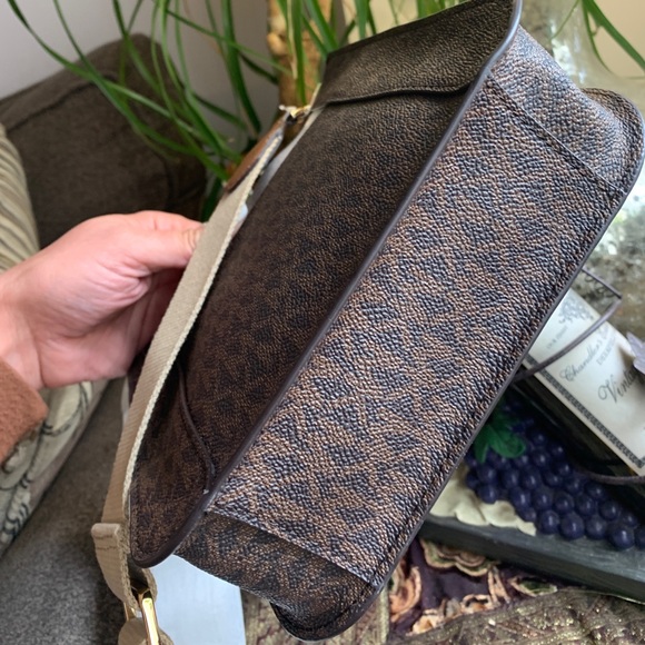 Authentic MICHAEL KORS Signature leather snap magnetic top Crossbody - Picture 14 of 15